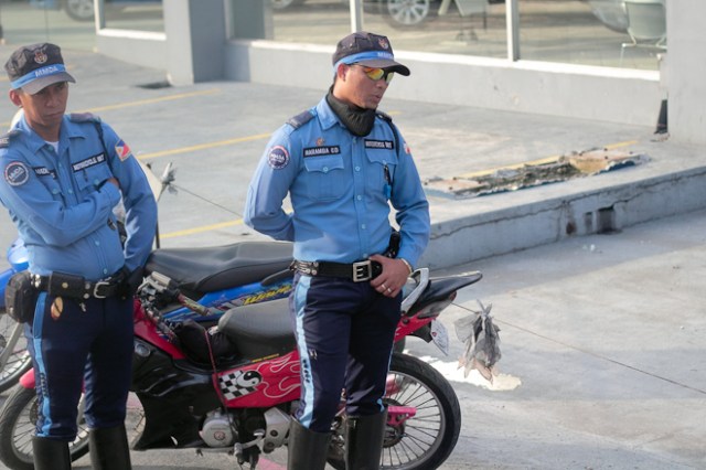 Photo by Brian Dys Sahagun (Keen Eyes) on flickr - MMDA Officers